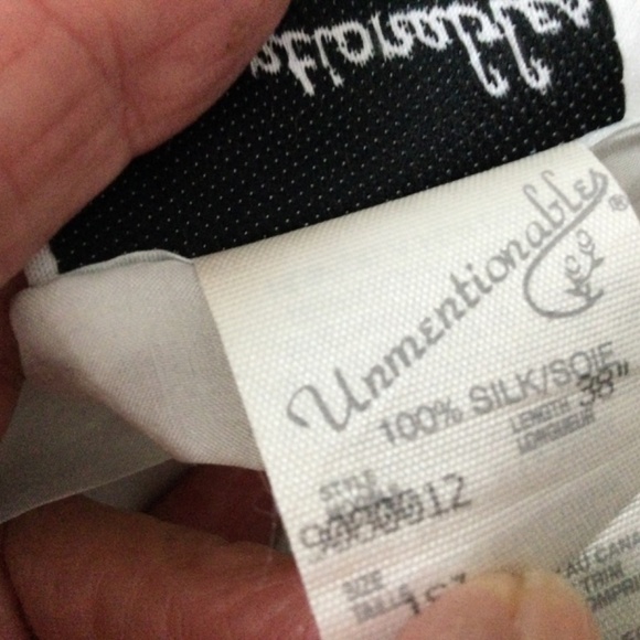 Gorgeous Unmentionables Silk Penoir Set - Picture 10 of 10